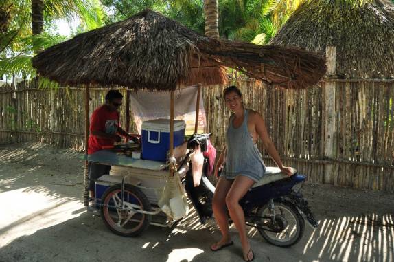 Comprando côco de um vendedor e seu simpático veículo, na ilha de Holbox, no norte do Yucatán, no México